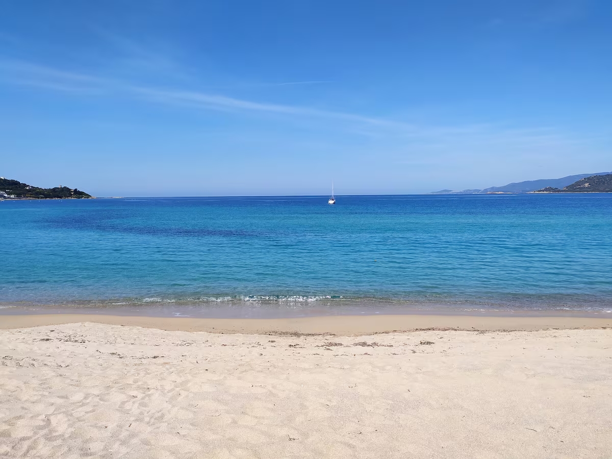 séjour en Corse, plage,merci, piscine, jardin 
Envie de vacances en famille ou entre amis ? appartement peut accueillir jusqu'à 6 personnes. 